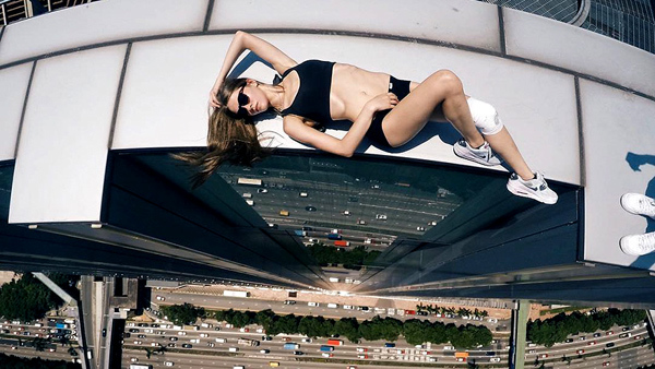 Những bức ảnh 'tự sướng' rợn người của cô gái Nga xinh đẹp