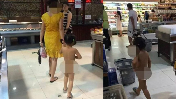 Mẹ đưa con gái không mặc quần áo đi siêu thị gây sốc