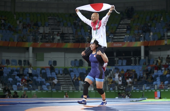 Nữ đô vật Nhật Bản cõng HLV lên vai ăn mừng HCV Olympic
