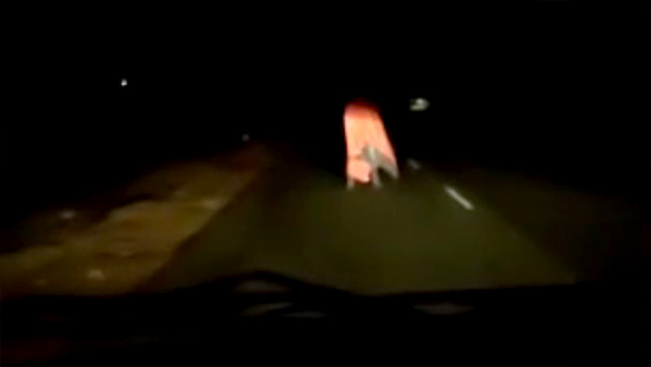 Khóc thét vì gặp 'bóng ma' giữa đường đêm khuya