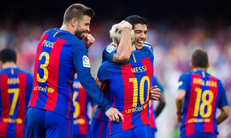 Messi thăng hoa, Suarez ghi hat-trick, Barca đánh tennis