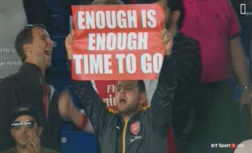Nổi giận đòi Wenger từ chức, CĐV Arsenal choảng nhau với Leicester