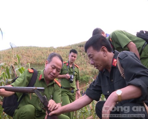 Đấu súng nghẹt thở, thu 20 bánh heroin