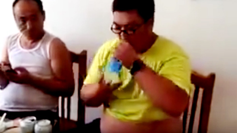 10 clip 'nóng': Kinh ngạc cậu bé uống hết chai nước trong 1 giây