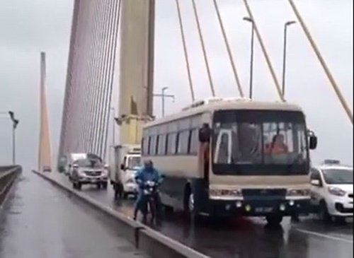 Xe biển xanh chắn gió qua cầu Bãi Cháy