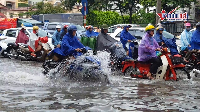 Mưa một lúc đường Hà Nội thành ao