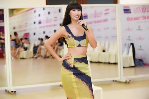 Siêu mẫu Hà Anh mặc sexy hướng dẫn cho thí sinh Hoa hậu