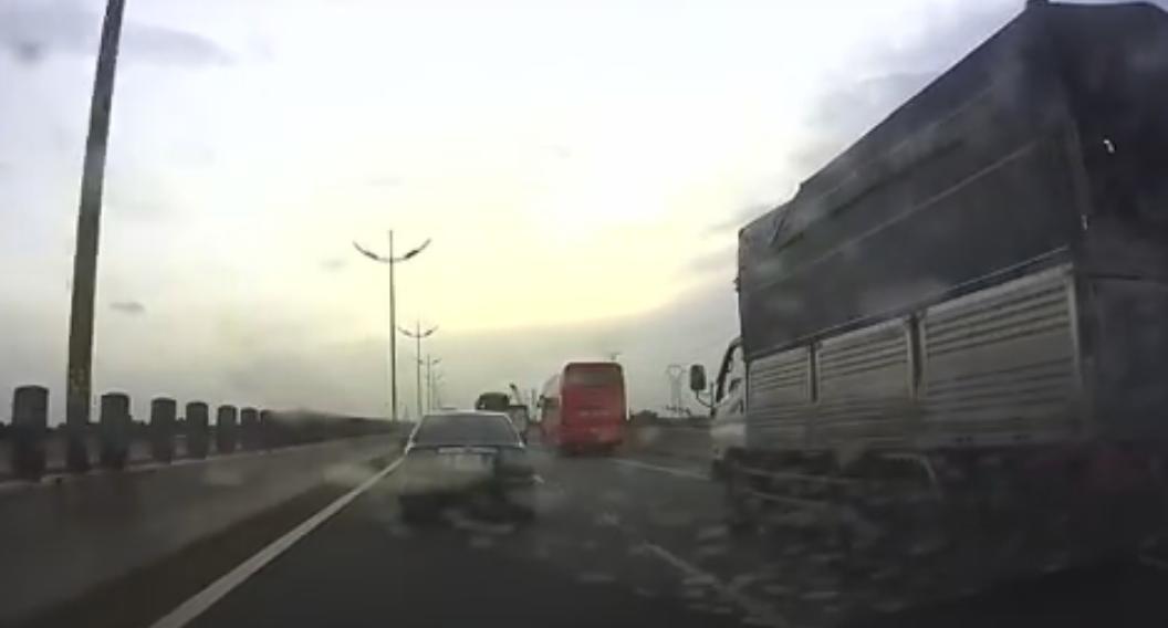 Xe khách lạng lách kinh hoàng trên cao tốc Trung Lương