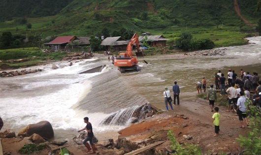 Lào Cai: Lũ quét cuốn phăng lán trại, 6 phu vàng thương vong