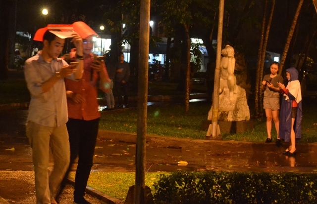 Nửa đêm dầm mưa săn Pokémon ở Sài Gòn