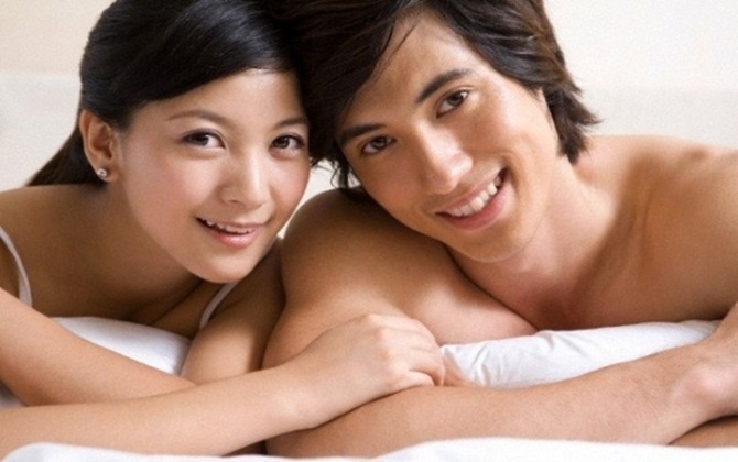 Nhà chật lại đông, vợ chồng trẻ cắn răng nhịn 'chuyện ấy'
