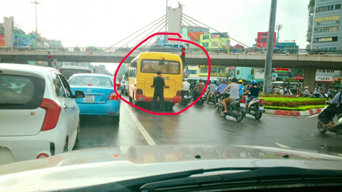 Thản nhiên tè bậy sau xe khách giữa Ngã Tư Sở