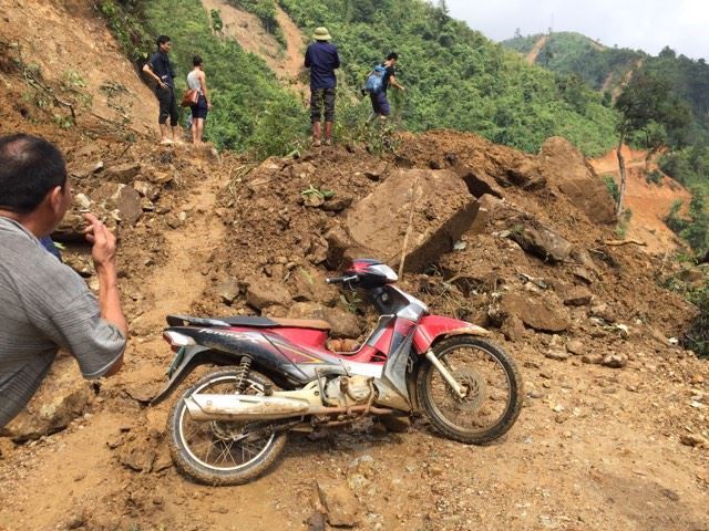Lũ cuốn tan hoang đường vào bãi vàng nhiều người chết