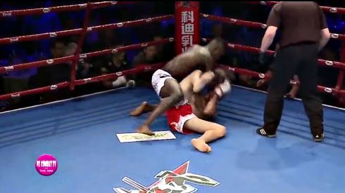 Võ sĩ Trung Quốc lĩnh cơn mưa đòn vì giở trò