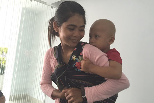 Vừa mổ đục thủy tinh thể, bé dân tộc nghèo lại mắc bệnh thận