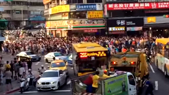 Cảnh hỗn loạn đường phố chưa từng thấy vì Pokemon Go