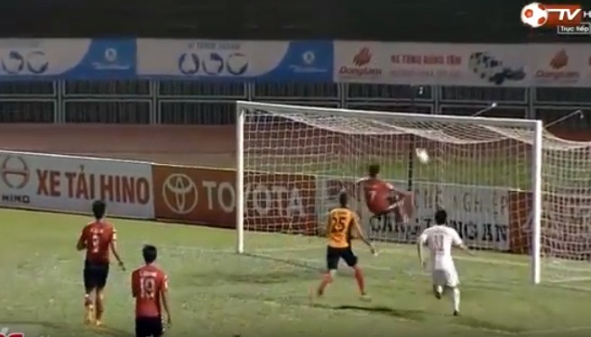 Pha cứu thua không tưởng ở V.League khiến fan quốc tế ngỡ ngàng