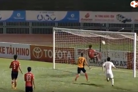 Pha cứu thua không tưởng ở V.League khiến fan quốc tế ngỡ ngàng