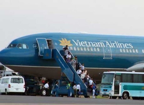 Máy bay Vietnam Airlines bị rách cánh, dừng bay
