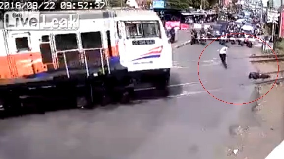 Clip sốc: Pha giải cứu rợn người trước đầu tàu hoả
