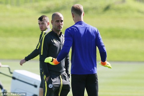 Video Joe Hart cả gan bật lại Pep trên sân tập