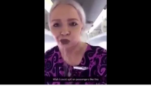 Choáng với phi công hôn búp bê tình dục trong buồng lái