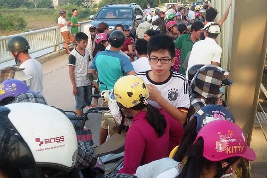 Nam sinh lớp 12 nhảy sông tự tử