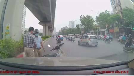 Hành xử bất ngờ của 2 tài xế sau pha va chạm trên đường