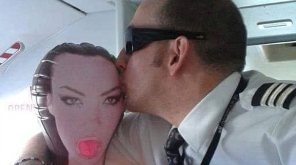 Tiếp viên hàng không nhổ phì phì, phi công hôn búp bê tình dục trong buồng lái