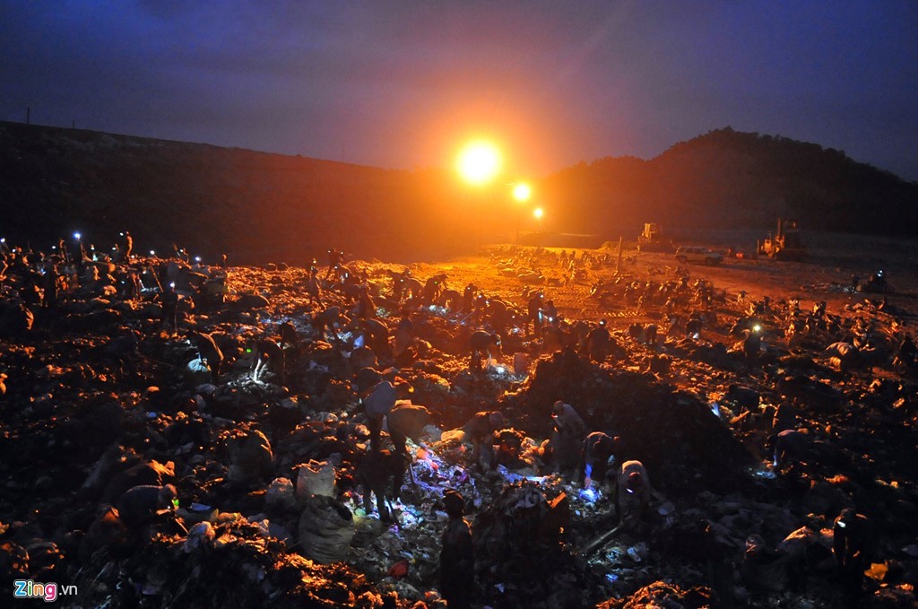 Mò phế liệu đêm ở bãi rác khổng lồ