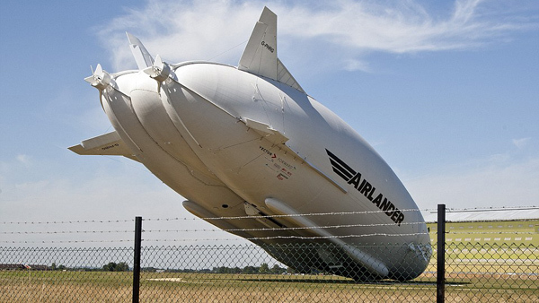 Khoảnh khắc máy bay lớn nhất thế giới đâm sầm xuống đất