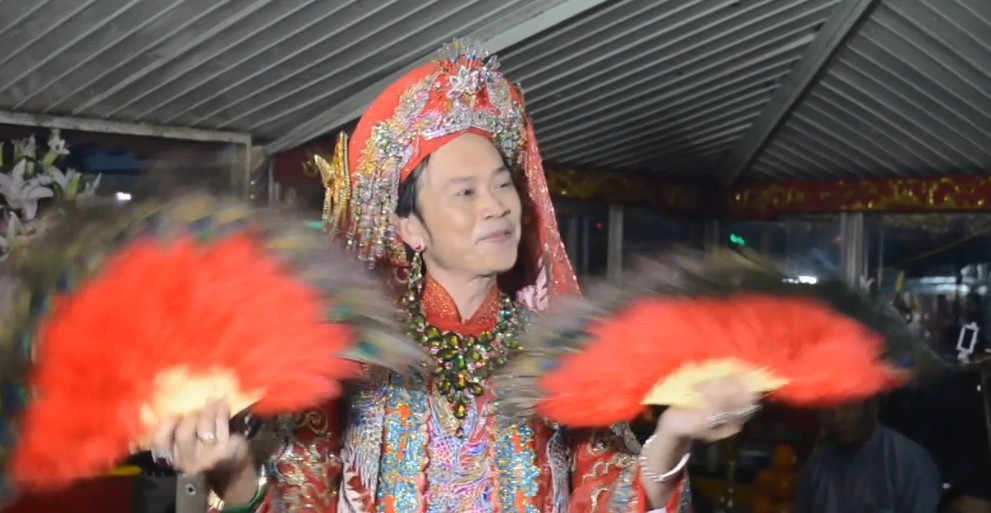 Xem Hoài Linh thực hành tín ngưỡng thờ mẫu đẹp mê hồn