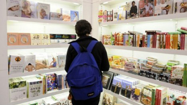 Ý: Thanh niên 18 tuổi được Chính phủ tặng 500 euro để mua sách