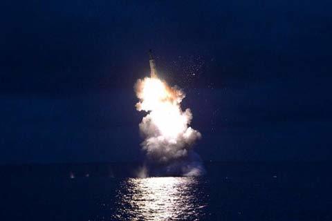 Xem Triều Tiên phóng tên lửa từ tàu ngầm