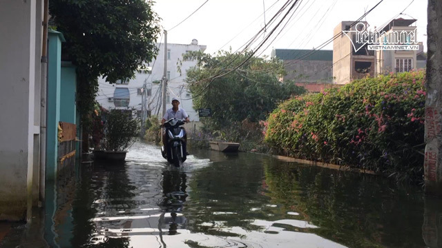 Hà Nội 1 tuần sau bão: Cả phố bơi trong nước bẩn