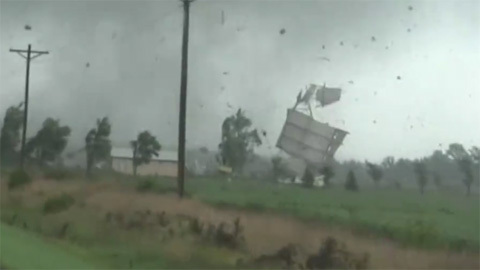 Video lốc xoáy thổi bay hàng loạt ngôi nhà