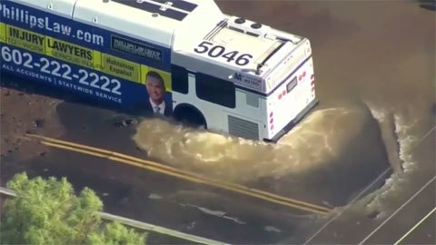 Hố tử thần khổng lồ hút chặt đầu xe buýt giữa phố