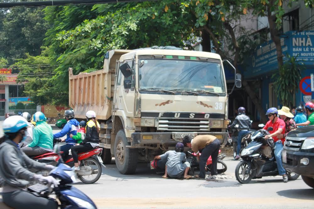 2 nữ sinh lồm cồm bò ra từ gầm xe tải