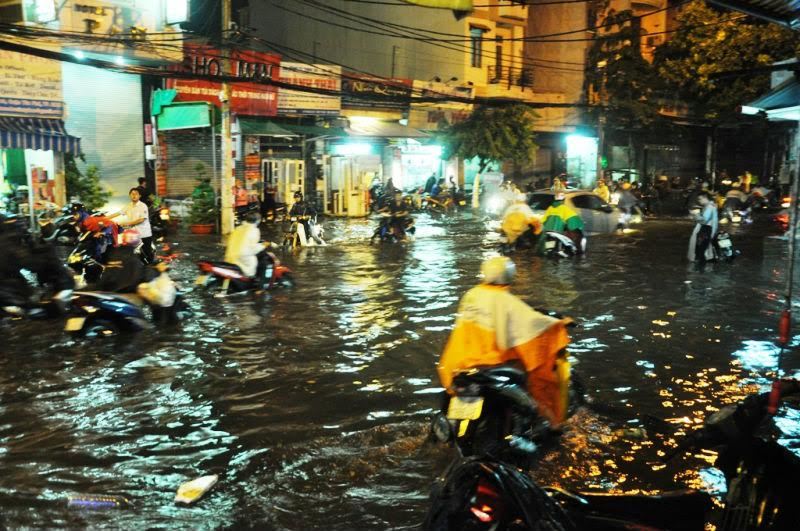 Mưa lớn giờ tan tầm, Sài Gòn ngập nặng, giao thông hỗn loạn