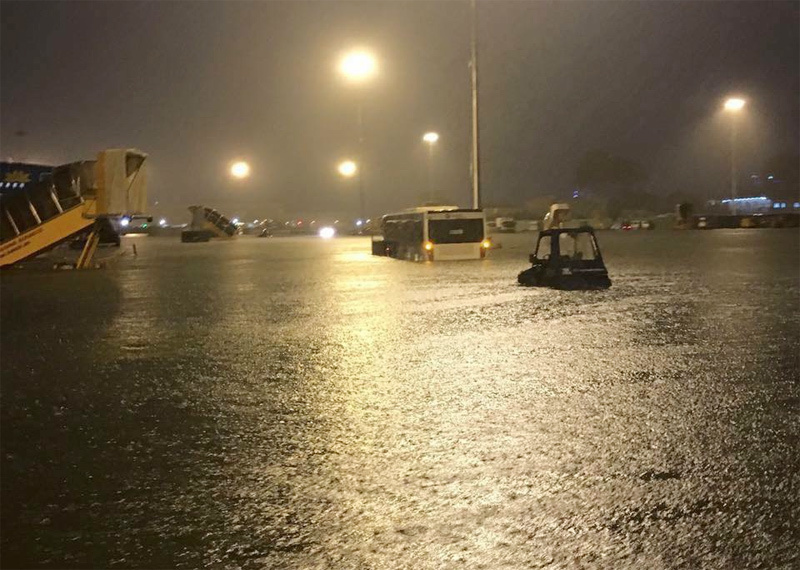 Sân bay Tân Sơn Nhất chìm trong biển nước