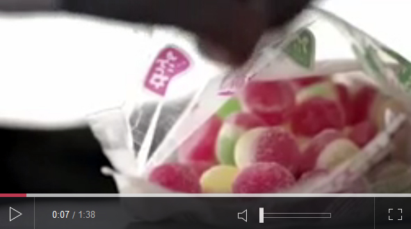 Clip quay quy trình sản xuất phụ gia có trong thạch, bánh kẹo cho trẻ em khiến người xem rùng mình