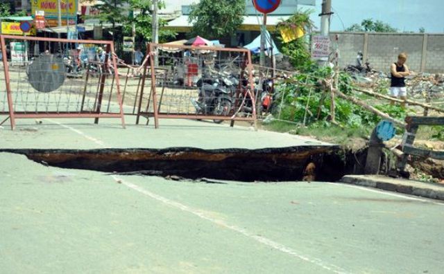 Sập mố cầu ở Sài Gòn sau mưa lớn, giao thông bị phong tỏa