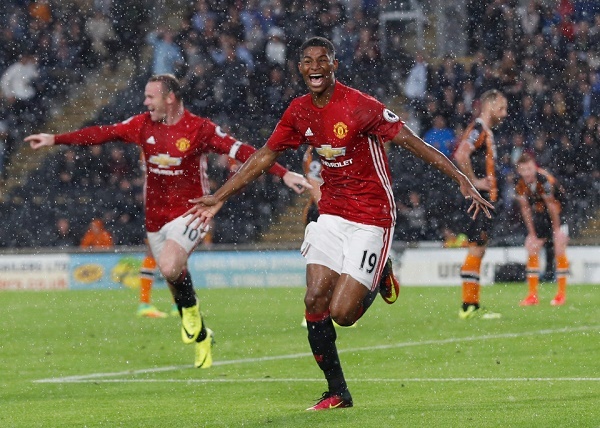 Rashford mất đồ oan trước khi lập công