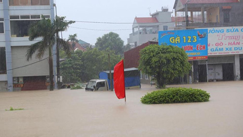 Mưa ngập nhiều thành phố, có nơi ngang thắt lưng