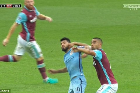 Quay chậm pha giật cùi chỏ cực nguy hiểm của Aguero