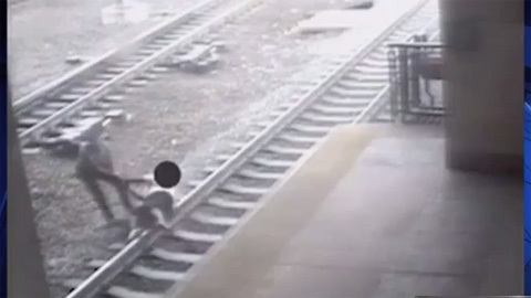 Video cảnh sát cứu người ngay trước mũi tàu hỏa
