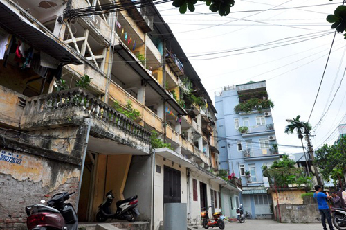 Cận cảnh khu tập thể xập xệ, 'chống nạng' giữa Thủ đô Hà Nội
