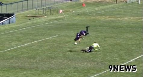 Xem cầu thủ bật santo vượt qua thủ môn rồi ghi bàn