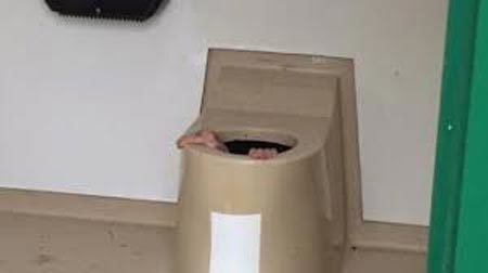 Hút chết vì vớt điện thoại cho bạn trong... toilet