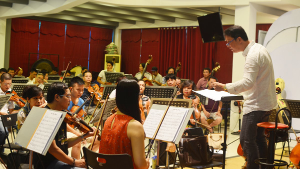 Nhạc trưởng Lê Phi Phi tập cùng dàn nhạc 'Điều còn mãi'